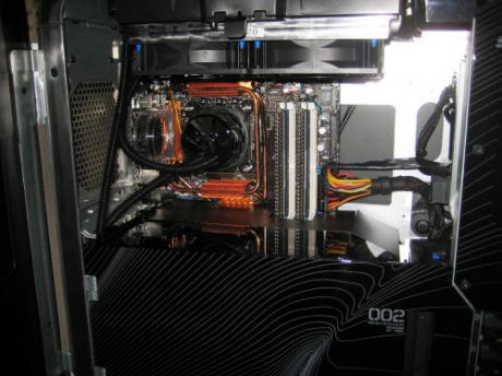 　デュアルATI Radeon X2900 XTのDVI出力しかない。どちらも512MバイトのGDDR4SDRAMを積んでいる。NVIDIA nForceマザーボードのオンボードサウンド出力は、7.1チャンネルスピーカーに対応している。
