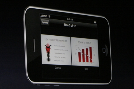 　「Keynote Remote」が紹介された。iPhoneやiPod touchを使用して、Cover Flowモードでスライドを操作できる。Macには無線で接続される。価格はApp Storeで99セント。
