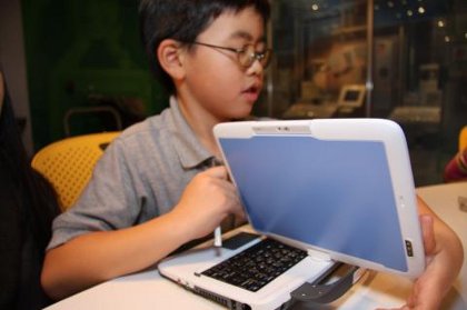 　Intelは2009 International Consumer Electronics Show（CES）で「Classmate PC」の新型を発表した。タブレット型PCとして利用することも可能。新型のClassmate PCは通常のノートPCとして使用できる一方で、180度回転するディスプレイが採用されている。Intelは、Classmate PCを小学校でコンピュータに触れる機会を子どもたちに提供するためのツールと考えている。