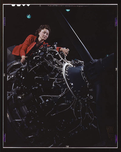 　これもPalmer氏による1942年の写真で、カリフォルニア州ロングビーチのDouglas Aircraftの工場で航空機エンジンの組み立てを行う女性が写っている。