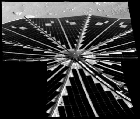 　米航空宇宙局（NASA）の火星探査機Phoenixは、火星の北極圏に無事着陸し、地上の画像を地球へと送信した。着陸地点は、水分が豊富な永久凍土層で覆われていると考えられている。Phoenixは、ロボットアームで土壌を採取し、生物の化学成分が存在するかをテストする。

　Phoenixは、米太平洋夏時間5月25日4時53分に着陸し、ソーラパネルをひろげ、最初の画像を約2時間後に送信した。この疑似カラー画像は、Phoenix着陸地点周辺の画像となる。その他は、Phoenixから送られてきた未加工画像となる。