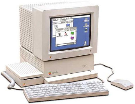 　「Atari Portfolio」は史上初のハンドヘルド／パームトップ／ポケット「PC」である。PortfolioはVHSカセットテープとほぼ同じ大きさである。もちろん、これが最初のポケットサイズのコンピュータというわけではない。Radio Shackは9年以上前の1980年にポケットイサイズコンピュータ「TRS-80 PC-1」をリリースしている。その違いは、TRS-80 PC-1がBASICでしかプログラムできなかったのに対して、PortfolioはMS-DOS互換コンピュータだったことだ。

　またPortfolioの5年前には、Hewlett-Packardが独自のMS-DOSコンピュータである「HP-110」を発売していたが、価格は3000ドルであり、サイズもはるかに大きく重かった。