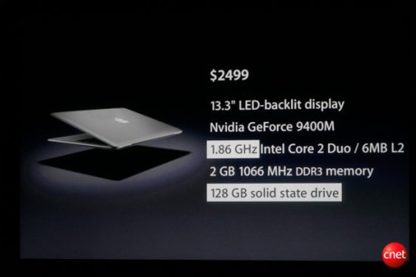 　MacBookとMacBook Proは、アルミニウムの1枚板から削り出された高精度ユニボディを特長とする。デザインがMacBook Airに似てきた。