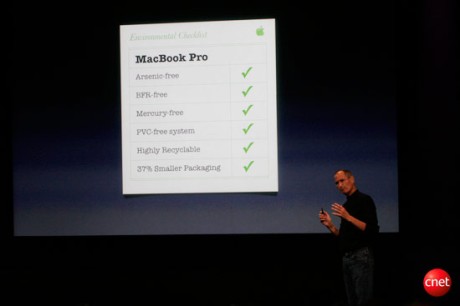 　MacBook Proの環境保護に対するチェックリストを説明するJobs氏。