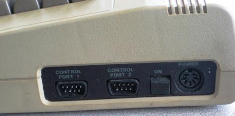 　C64で何かを表示させるには、テレビに接続する必要があった。