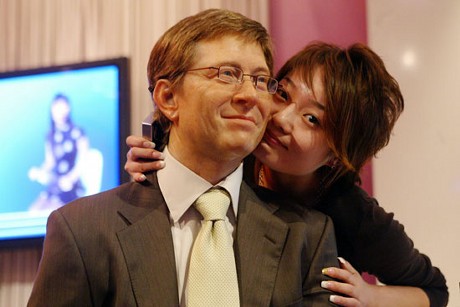 　2006年4月に訪米した中国の胡錦濤国家主席をもてなすGates氏（写真右）と、Microsoft最高経営責任者（CEO）のSteve Ballmer氏（写真中央）。
