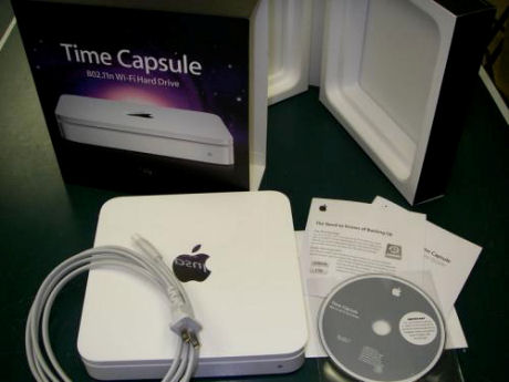 　Appleからようやく1テラバイトの「Time Capsule」が送付されてきた。その姿形は「Airport Extreme Base Station」そっくりだ。