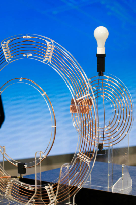 　Intel Research Seattleでインターンとして勤務するAlanson Sample氏が披露しているのは、ワイヤレス共振エネルギーリンク（Wireless Resonant Energy Link：WREL）と呼ばれるマサチューセッツ工科大学（MIT）が考案したアイデアを実証するための装置だ。WRELは無線での送電が可能で、他の無線送電技術で問題となるエネルギー喪失もほとんどない。

　実験では、WRELを使って60ワットの電力を電球に送り、点灯させた。同技術はエネルギー効率が75％高い。