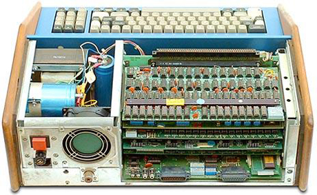 IBM 5100 Portable PC

　Model 5100はIBMの最初のマイクロコンピュータ（つまりメインフレームではない）であり、世界初のポータブルコンピュータと見なされている。しかし重量は55ポンド（約25kg）あり、「ポータブル」というよりは「自己完結型」と呼ぶのがふさわしいかもしれない。