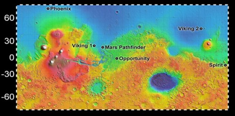 　Phoenixは火星の北極圏に着陸した。火星はちょうど夏が始まったところだ。Phoenixがいる場所は、冬には氷で覆われる地域である。地上の氷は消失していても、すこし掘ることで水を発見できる可能性がある。この画像はこの2日間で撮影されたもので、色づけ処理されたもの。