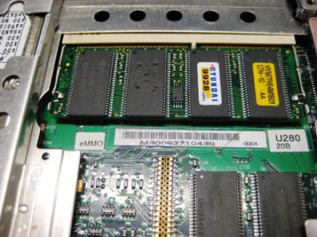 　モデムの下のメインボードには、大型のチップが2つ付いている。