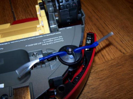 　iRobot社の自走掃除機Roomba。そのすぐれた清掃能力はどこからくるのか、CNET News.comの姉妹サイトTechRepublicのメンバーが分解による検証を行った。まさか愛機を分解するわけにはいかないので、検証用にもう一台Roombaを購入した。この画像は無傷のRoombaだが、実はこれは分解を終えて再度組立てたものだ。
