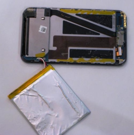 　iPod touchの背面ケースは、他のiPodの各モデルとよく似ている。だがここには、電源ボタンやWi-Fiアンテナなど、いくつかの重要な部品が取り付けられている。