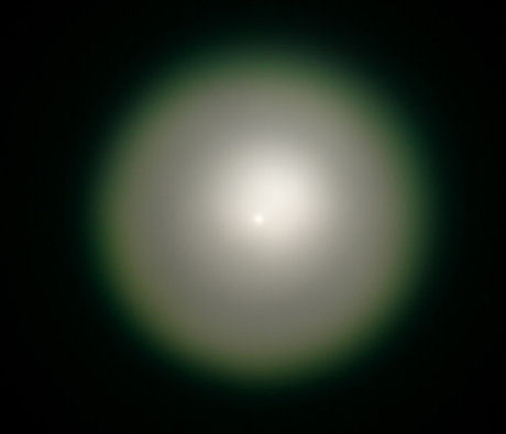 　拡大して光を放つホームズ彗星のフレアを見事に捉えた別の写真。