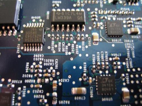 　写真上部中央にある正方形の大きなチップが、Intersil製のIntel Pentium M用シングルフェーズIMVP-IVコントローラ「ISL6218」だ。このコントローラと周辺の回路がCPUへの電力供給を担っているのではないかと思う。