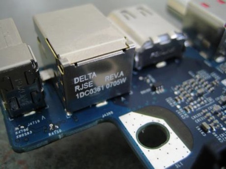 　大きいほうの長方形のチップ（左上）はUSBコントローラで、小さい長方形のチップ（右上）はTexas Instruments（TI）の汎用差動コンパレータ「LM339A」だ。