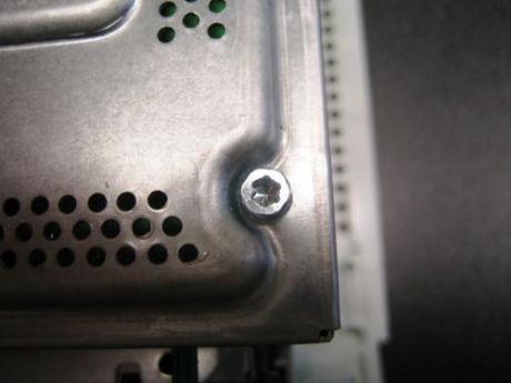 　はがすと接着剤の跡が残る保護ラベルは大嫌いだ。アクセントになっているハードディスクユニットのクロム部分は、絶対にきれいにしなければ。