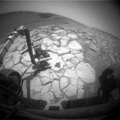 　Spiritは火星滞在1386ソル目（地球時間の2007年11月26日）、「ホームプレート」（Home Plate）と呼ばれる低い台地を北に向かって進んだ。黄色い線は、地球時間2006年2月から2007年11月にかけてのSpiritの移動ルートを示している。探査車のオペレーターたちは、「冬の避難場所」（Winter Haven）と呼ばれる北側に傾いた斜面がある区域を選び、そこにSpiritを向かわせている。ここならSpiritが火星で越冬できる可能性が最も高いという。前回火星で冬を迎えた時、Spiritはおよそ7カ月間ここにじっとしていた。今回はパワーが落ちている上に砂まみれになっていることから、停止期間はもっと長くなるだろう。ただしそれも、無事に冬を越せたとしての話だ。