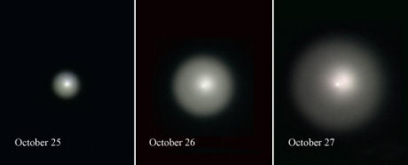 　ホームズ彗星は、1892年11月6日に英国のアマチュア天文学者Edward Holmes氏によって発見された。Holmes氏は、アンドロメダ銀河（右上）を観測していたときに、この彗星（左下）を発見した。ホームズ彗星が発見されたのは、このときも同様のアウトバーストを起こして光度を増していたためで、数週間後には減光している。