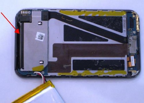 　バッテリがない方の端を覆うダクトテープは、iPod touchに適用されたハイテクの一例だ。このテープをはがすと、さまざまなシリコンチップが現れる。