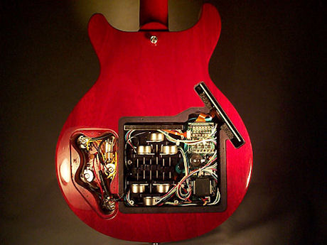 　自動チューニングシステムのThe Performerは、比較的迅速にチューニングを変更できるよう調整されている。写真はLes Paulに搭載されたもの。例えば、演奏の途中でチューニングを変更することも可能だ。ギター本体上にあるチューニング選択ボタンを軽く叩くと新しいチューニングに切り替わる（システムを機能させるために開放弦を鳴らす必要はない）。Performerは完全なギター内蔵型であり、336種類のプリセットチューニングがプログラムされている。また96種類のプログラム可能なチューニングを保存でき、それらを4つのチューニングライブラリ（オープンチューニングおよびキー、コード、モード、変則チューニング）のうちの1つに分類できる。またギター本体の側面に組み込まれた液晶画面には、トーンシーケンスとチューニングのカテゴリが表示される。弦のテンションはブリッジの後ろにあるレバーとスプリングで調節する。