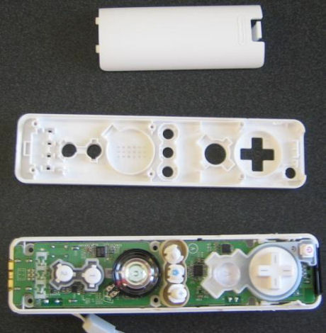 　Wiiリモコンは特殊ネジ4本で固定されているため、分解には専用ドライバーが必要になる。このネジのほかにも、リモコンの前部に2つの留め具がついている。この留め具を外すにはすこし力を加える必要がある。