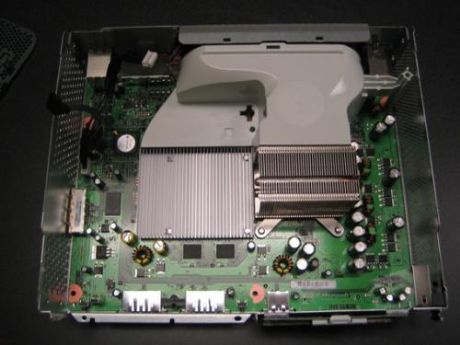 　「Microsoft/Xbox 360」と書かれた銀色のラベルが付いたチップは、サウスブリッジにある。サウスブリッジの下には、DVDドライブ用のシリアルATA（SATA）インターフェースがある。DVDドライブ用インターフェースの右側に、外付けハードディスクドライブ用SATA端子の背面が見える。