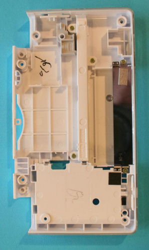　DS Liteの上側のほうケースには、このゲーム機のステレオスピーカー、タッチスクリーンなしの液晶ディスプレイ、それにマイクが付いている。