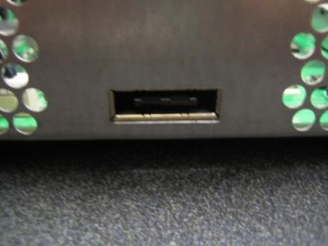 　正面にある2つのUSB 2.0端子には、USBフラッシュメモリなど、さまざまなUSB機器を簡単に接続できる。