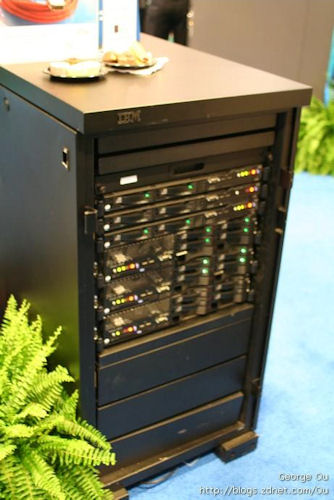 　Sun Microsystemsの「Sun Fire X4150 Server」。9月にリリースされた「Bensley」プラットフォームを搭載し、Xeon 5300シリーズを2基搭載可能。