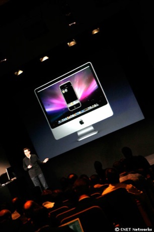 　Appleは米国時間3月6日、iPhoneのソフトウェア開発キット（SDK）の正式な立ち上げを発表した。ここではイベントの様子を紹介する。最高経営責任者（CEO）のSteve Jobs氏が登壇する前の同社クパチーノ本社内の会場の様子。