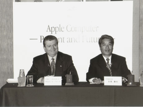 　米AppleのGilbert Amelio会長が来日した際の会見の様子。右は当時、日本法人の社長を務めていた志賀徹也氏。1996年11月のことだ。実は、この時、米本社は赤字を計上するなど、業績悪化に苦しんでいた。多角化戦略の失敗などを背景に、数多くの在庫を抱え、Sculley氏からバトンを受けたMichael Spindler氏の時代には、サン・マイクロシステムズなどへの身売り説も浮上していたほどだ。National SemiconductorでCEOを務めたAmelio氏は、企業再建家としての評価を背景に、Spindler氏のあとを受けてCEOに就任。「まずはハウスクリーニングが必要だ」として、在庫処分や組織改革に乗り出した。だが、結果として、そのAmelio氏をしても、再建はなしえなかった。その後、日本法人への大規模なリストラ提案がなされたが、それに強く反対した志賀氏は、自ら社長の座を降り、退任から数カ月後にオートデスクの社長に就いた。（画像をクリックすると、次のページへ進みます）