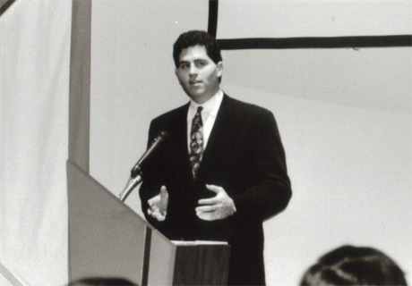 　写真は、1993年に日本における初の製品記者会見にあわせて来日した米Dell会長のMichael Dell氏。1984年に18歳でDell Computerを設立。日本法人設立前から、折を見て来日していた。設立から数年間は、会議室には椅子を置かないという仕組みを導入。立って会議をやれば、短時間で会議が終了するという、効率化とスピードを重視するためのものだった。日本に来日すると、今でも必ず秋葉原を訪れる大の「アキバ好き」。パーツや掘り出し物を探しているようだ。当時、国内最大規模を誇っていたパソコン専門店の「ラオックス ザ・コンピュータ館」では、Dell氏の来店を、同社幹部がそろって出迎えようとしたものの、時間になっても現れず、全員が心配するという事件があった。ところが、店員の「1時間以上前から店頭のパソコンでゲームをやっている外人がいる」との報告であわてて駆けつけると、なんとそれがDell氏だったという。（画像をクリックすると、次のページへ進みます）