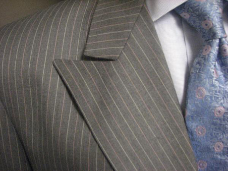 シングルジャケット

2つボタンあるいは3つボタンのジャケットは、もっともビジネススーツにふさわしいものと考えれていて、どんなビジネス環境でも着まわせる。通常、一番下のボタンは留めないことに注意されたい。