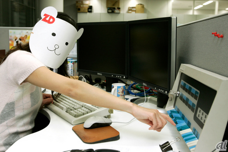 なんだかもっと古いものを見つけちゃった！ これは、かつて存在したDECという会社のミニコンピュータ「PDP-11」の操作パネルですって！ DECって、確か今はHewlett-Packardになってるのよね。ミニコンピュータも、名前くらいなら聞いたことがあるけれど、このパネルからして相当大きなコンピュータだったのね。
ちなみにこの席は、あのBill Gatesさんにプログラミングで勝った男と言われているユビキタスの専務取締役 最高技術責任者、鈴木仁志さんの席なんですって。さすが天才プログラマーの持ち物はZiddyの理解の範囲を越えているわ。