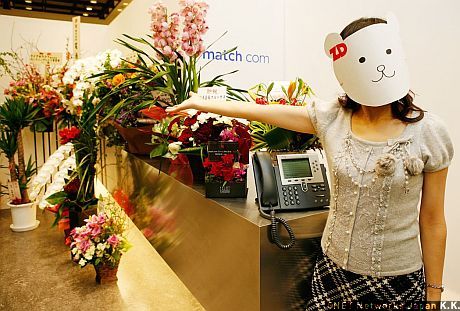 ハロー！ Ziddyです。今回Ziddyは、オンラインで恋人探しができるマッチングサイト「match.com」を運営するマッチ・ドットコム ジャパンにやって来ました。恋人探しだなんて、今のZiddyにピッタリでワクワクしちゃう。マッチ・ドットコムは2004年に日本オフィスを開設していたものの、日本で法人化したのはつい最近の2007年10月。今日は、日本法人設立とオフィス移転を兼ねたパーティーがあるというのでZiddyもご招待されました。ほら、お祝いのお花がとってもキレイでしょ。
