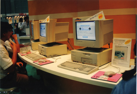 　PC-9800シリーズ向けにNECが発売した「MS-WINDOWS 3.0」のパッケージ。1990年5月の米国での出荷開始から9カ月後の1991年2月に出荷された。WINDOWS 3.0は、MS-DOS上で動作していたため、「PC-9800シリーズ専用」というように、各社ごとのパッケージが存在していたが、これをいち早く市場投入したのがNEC。他社は同年3月以降の出荷であった。写真からもわかるように、当時は5インチフロッピーディスク4枚で提供されていた。MS-DOS時代には、国内だけでメーカーごとに約10種類ものMS-DOSがあり、ソフトメーカーもそれぞれのOSごとにアプリケーションソフトを開発していた。その環境こそが、PC-9800シリーズの優位性につながっていたともいえるが、Windowsではそれを吸収。Windowsの進化とともに、PC-9800シリーズの優位性を奪っていったともいえる。（画像をクリックすると、次のページへ進みます）