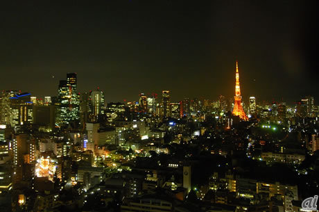 みんなで東京タワーをバックにハッピーバースデーを歌います。夜景がキレイでロマンチックだわー。