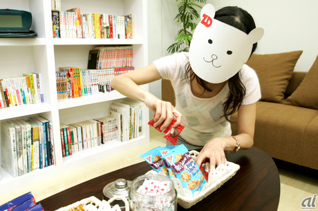 わあ、ユビキタスの休憩室にはお菓子とマンガがたっくさん！ Ziddyはお菓子だけでいいわ。Ziddyの大好きなチョコレートがたくさんあってうれしいな。