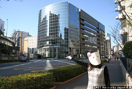 ハロー！ Ziddyです。みんな知ってる？ Ziddyの所属するシーネットネットワークスジャパンは、2月12日に新オフィスに移転しました！ 今回はその新オフィスを紹介します。あのガラス張りのオシャレなビルがZiddyの勤務先よ。ZDNet JapanやCNET Japanのコンテンツは、毎日あのビルから生み出されています。
