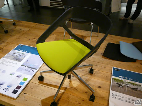 　新たな働き方に合わせて新開発したミーティングチェア「meets（ミーツ）」。5本脚タイプ（写真）と4本脚タイプを用意。座面部分がゆったりとしており、座る人がその中で動くことができる。2010年1月に発売する。