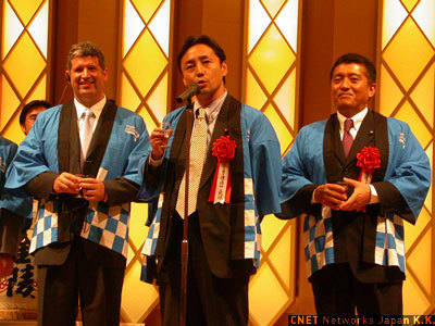 　乾杯の音頭は、徳島出身の衆議院議員、後藤田正純氏（写真中央）。来賓挨拶には、香川出身の衆議院議員、平井たくや氏（写真右）も登場した。写真左は、Huston氏。