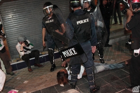 PAD支持者は、UDDだけではなく、警察に対しても投石やこん棒などで激しく抗議。衝突を繰り返す（撮影：石井健）