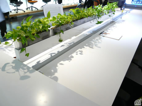 　内田洋行とサントリーミドリエが共同で開発した屋内緑化の「GreenRaiL（グリーンレイル）」。机の上にも生花を配置することができ、オフィスを明るくしたり、働く人のストレス解消にも役立たせることができるという。