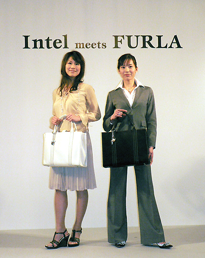バッグを持って微笑む インテル 代表取締役共同社長の吉田和正氏（左）と、フルラジャパン 代表取締役社長のAlessandra Bettari氏（右）