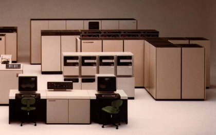 Mシリーズ初期のM-180やM-170などの後継機として、性能が改善された性能価格比を最新機能の実現を目的として開発された、超大形汎用コンピュータ「M-280H」。1981年発表。