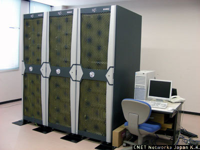 　SGIの超並列コンピュータシステム「SGI Altix3700」。IntelのItaniumプロセッサを4個、24GBのメモリを搭載したC-ブリック32台をNUMAlink3（3.2Gbps）で連携した高度データベース処理研究用システムとして利用されている。
