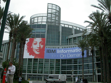 　DB2だけで、5000人以上の来場者を集めてしまうIBM。IBM IODカンファレンスのランチ会場の風景は壮観だった。