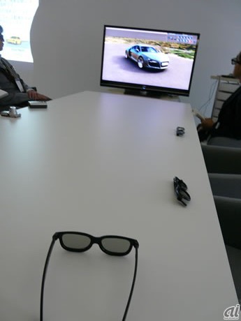 　3D画像によるプレゼンテーションシステム。3Dメガネを装着すると立体的に画像を見ることができる。臨場感が求められる自動車のデモンストレーションや、奥行きを感じることができるオフィス空間のプレゼンテーションなどに効果的。