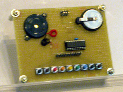 「8ビット・マイコンHCS08評価用キット」で作成した「4桁LEDドライバ」。PCのターミナルソフトと会話をする簡単なインタプリタをプログラムし、シリアル通信により、4桁のLED表示を変更することができる。